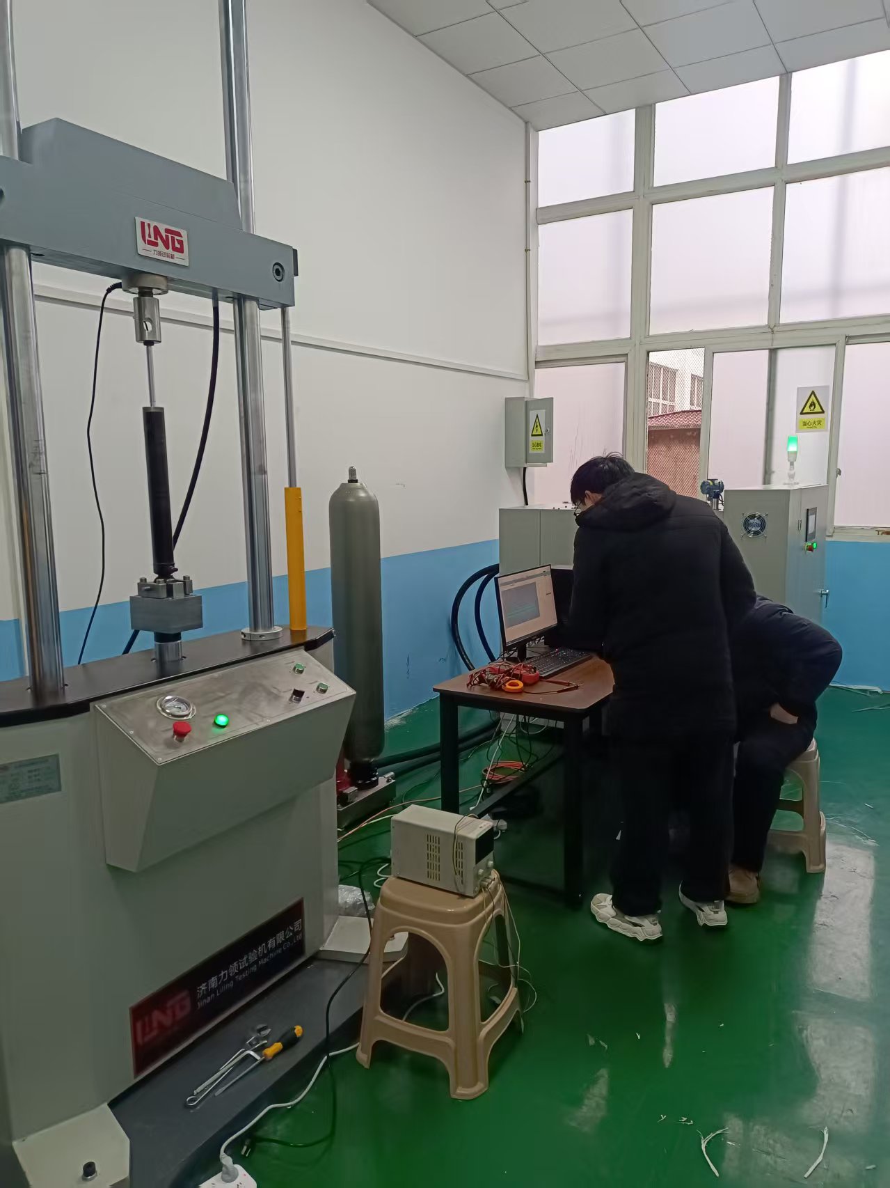 客户定制减震器示功疲劳试验机调试圆满完成