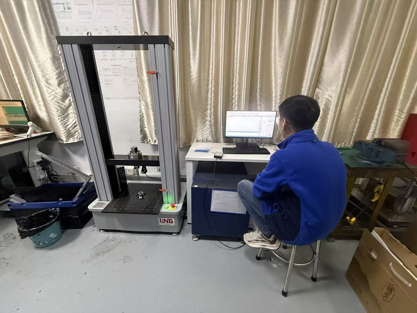 微机控制电子万能试验机顺利进驻客户实验室，开展现场调试工作